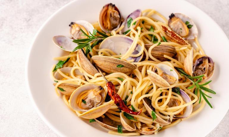 Spaghetti mit Muscheln, Rosmarin und Chili, ein verlockendes Meeresfrüchtegericht.